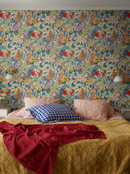 In a light multi-colored palette with a soft linen background, this version of our Stugrabatt wallpaper bursts with lush greenery and vibrant blooms.