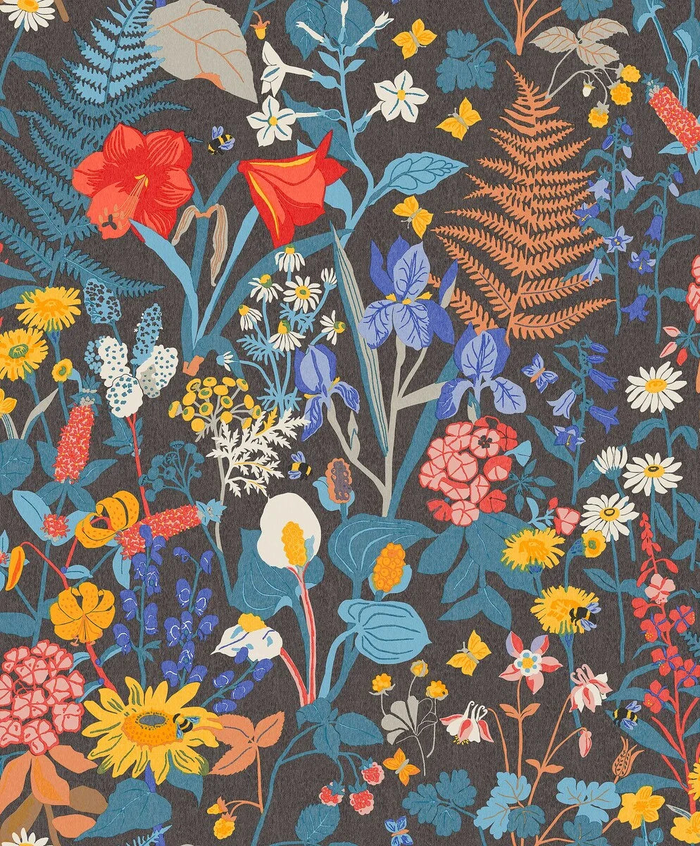 In a rich, dark colorway, Gocken Jobs’ Stugrabatt wallpaper celebrates the vitality of Nordic flora through intricate detail and vibrant contrast. 