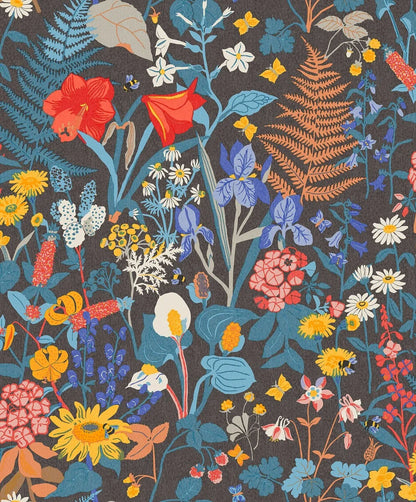 In a rich, dark colorway, Gocken Jobs’ Stugrabatt wallpaper celebrates the vitality of Nordic flora through intricate detail and vibrant contrast. 