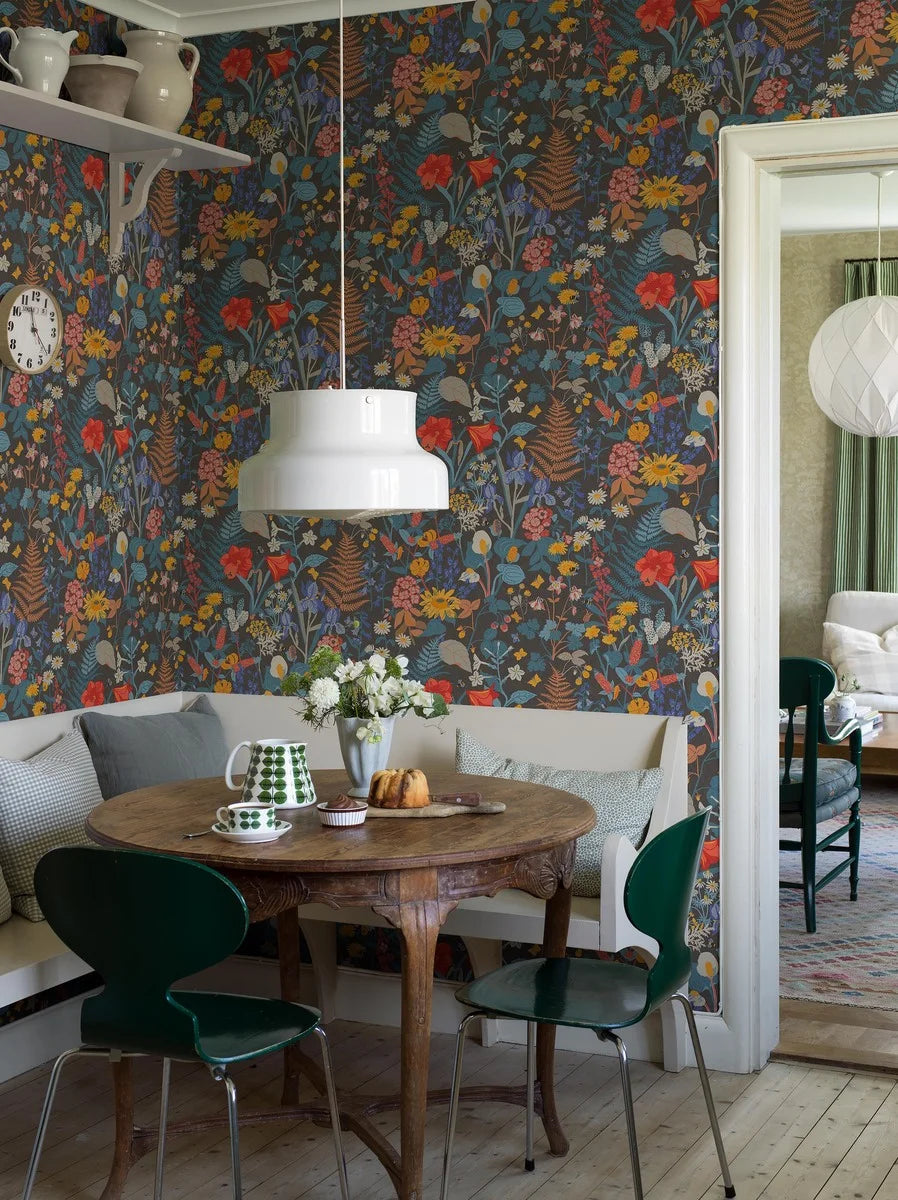 In a rich, dark colorway, Gocken Jobs’ Stugrabatt wallpaper celebrates the vitality of Nordic flora through intricate detail and vibrant contrast. 