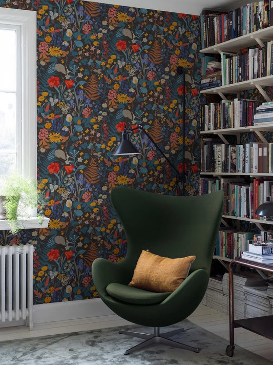 In a rich, dark colorway, Gocken Jobs’ Stugrabatt wallpaper celebrates the vitality of Nordic flora through intricate detail and vibrant contrast. 
