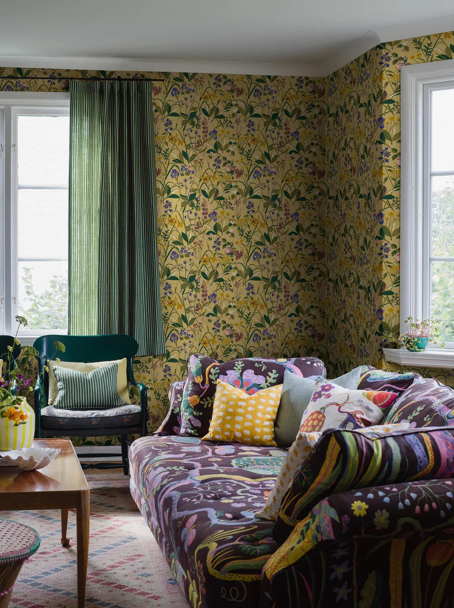 Colored in a delicate, soft palette of yellow, green, white and blue, our Ros och Lilja wallpaper recreates the classic 1940s Swedish textile design of Gocken Jobs. 