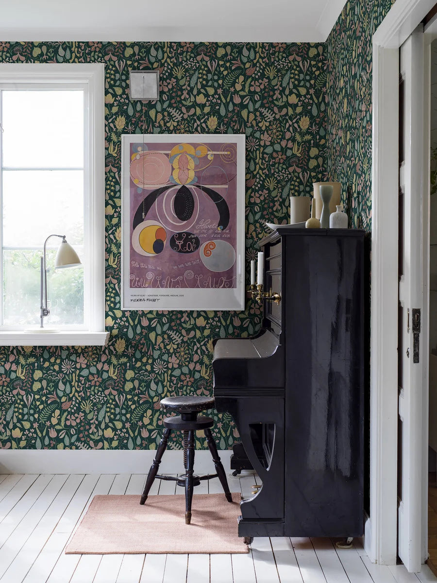 Featuring a beautiful softly multicolored floral design on a dark green background, our Herbarium wallpaper pays homage to the creative flair of the pattern’s designer, Stig Lindberg. 