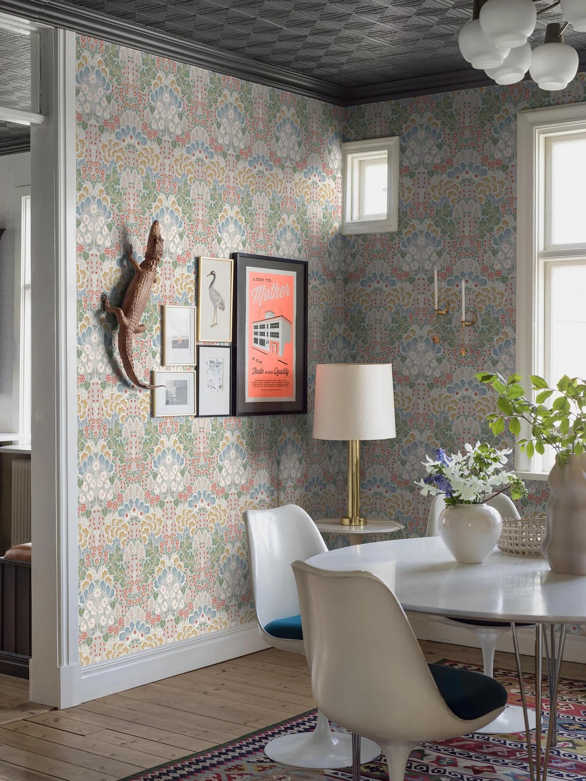 Colored in light and optimistic tones of green, yellow, blue, red, and white on a soft and warm grey background, our Blomstervall wallpaper is instantly calming.