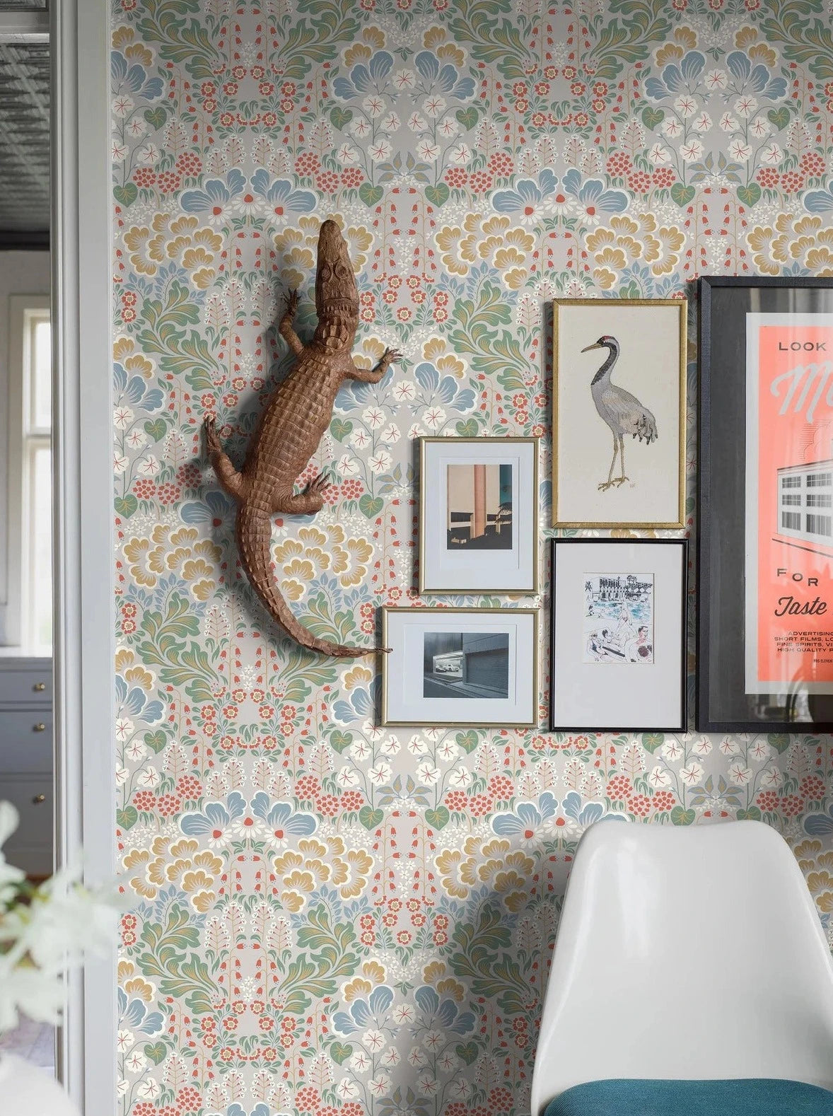 Colored in light and optimistic tones of green, yellow, blue, red, and white on a soft and warm grey background, our Blomstervall wallpaper is instantly calming.