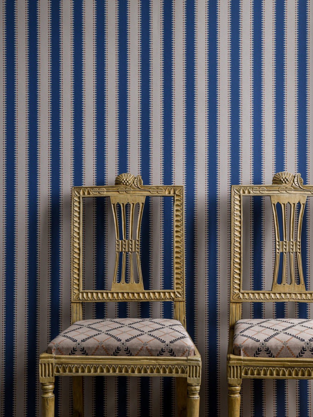 Make a stripe with jagged edges, add some dots and you’ll get a decorative, more playful striped wallpaper.