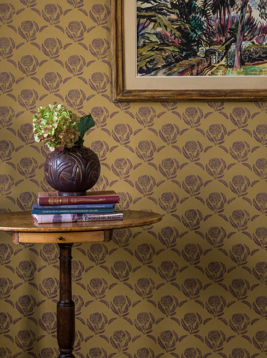 Since the artwork is made with the lino printing technique, this daisy derives its charm from the subtle intricacies and variations in the pattern.