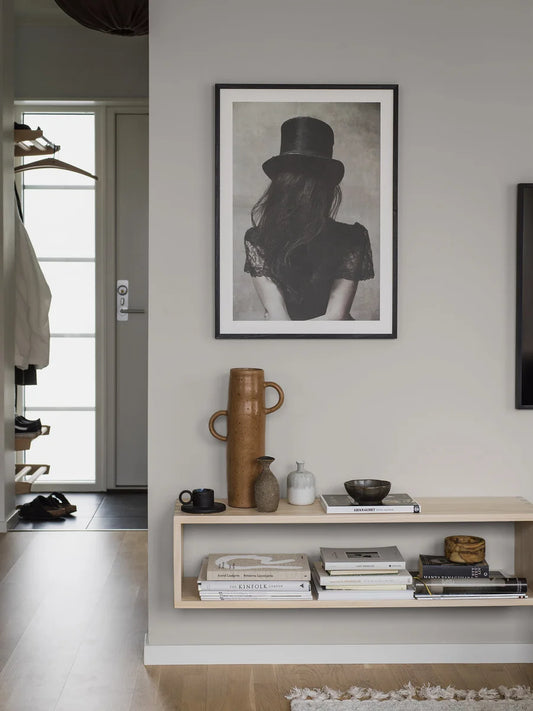 Versatile and timeless, our Tom wallpaper is colored in a neutral grey hue. Ideal for those who want the simplicity of a plain wallpaper yet desire the cosy and warm feel you get from wallpaper.