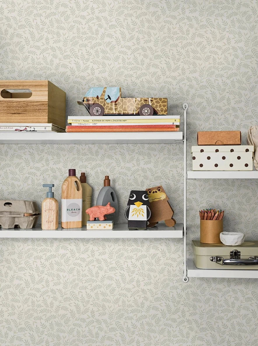 Colored in a pleasant green hue on a light background, our Olof wallpaper is rustic and welcoming.