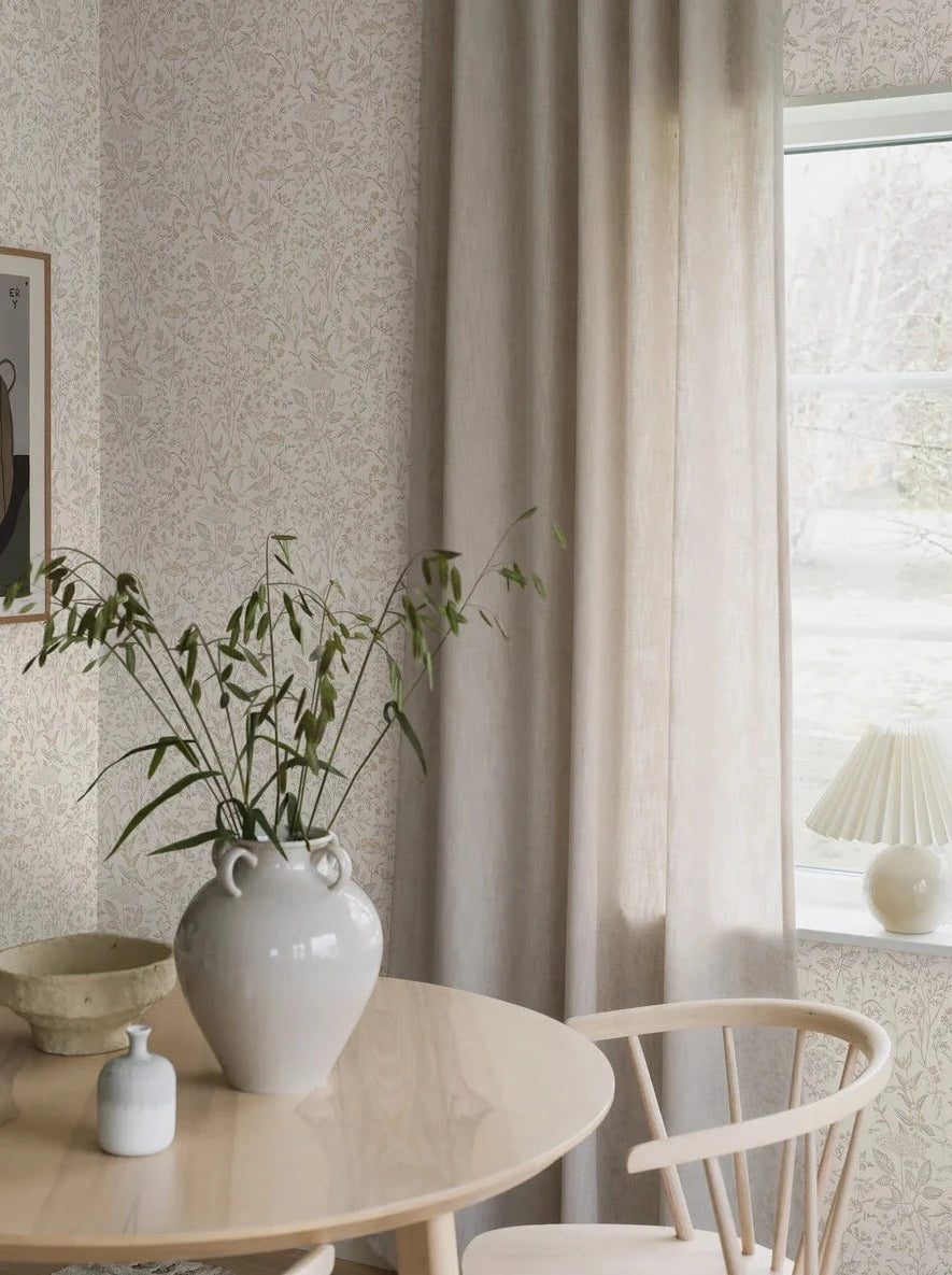 With its intricately drawn floral pattern and delicate color palette of soft beige and autumnal tones, our Emil wallpaper has a vintage elegance that perfectly offsets contemporary interiors.