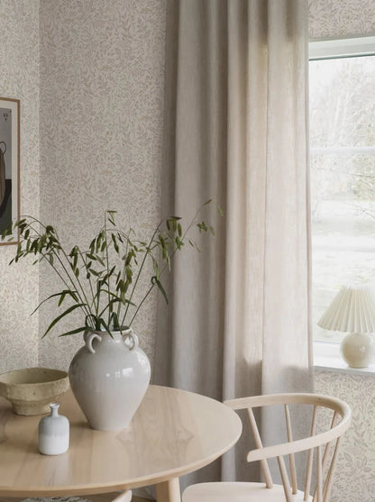 With its intricately drawn floral pattern and delicate color palette of soft beige and autumnal tones, our Emil wallpaper has a vintage elegance that perfectly offsets contemporary interiors.
