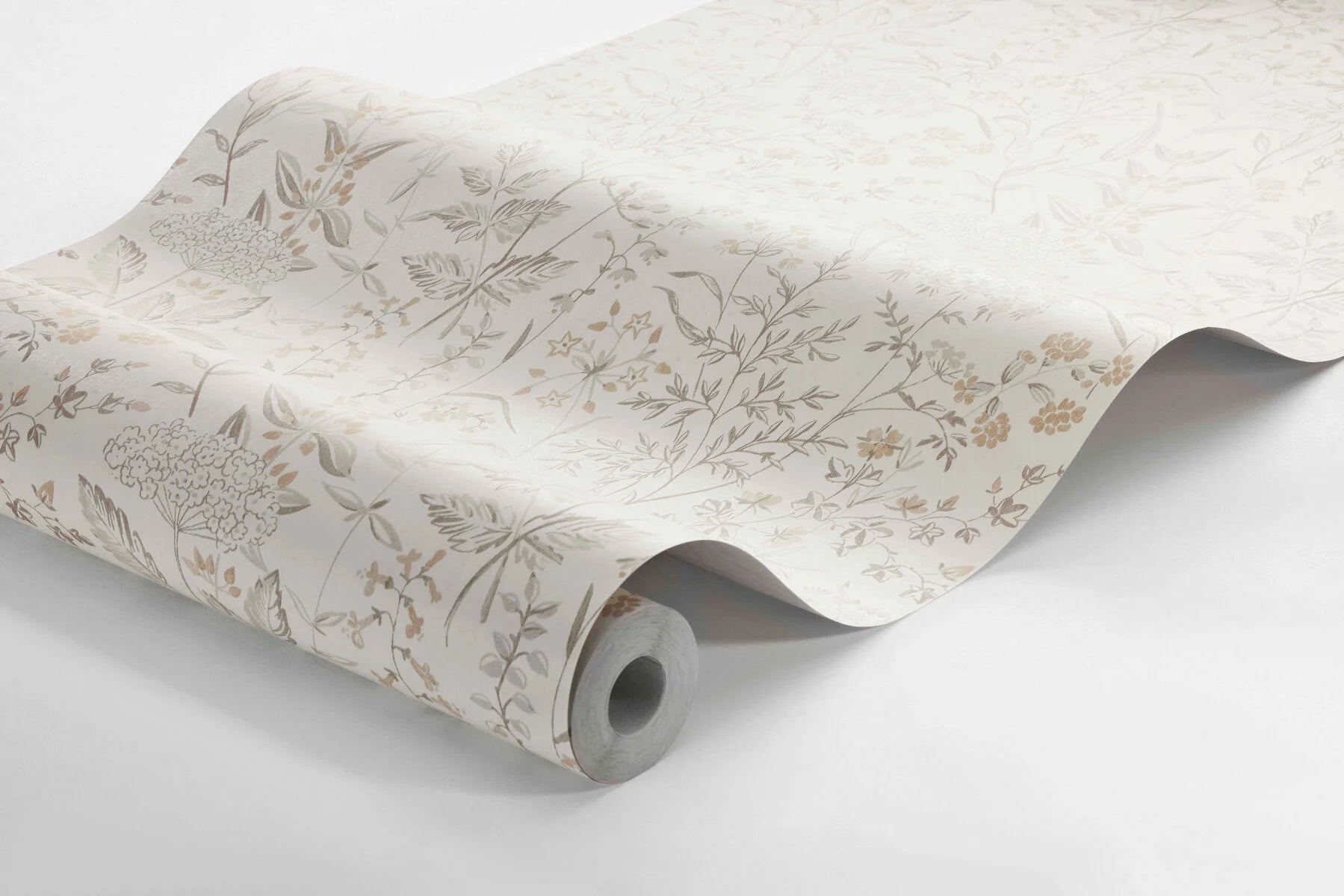 With its intricately drawn floral pattern and delicate color palette of soft beige and autumnal tones, our Emil wallpaper has a vintage elegance that perfectly offsets contemporary interiors.