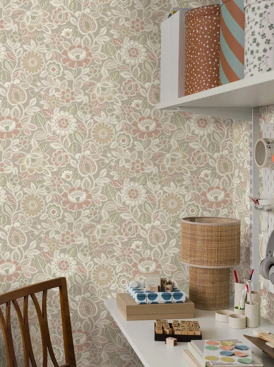 Colored in gentle tones of ochre, rusty red, green and beige, our Sonja wallpaper is brimming with contemporary style and retro expression. 