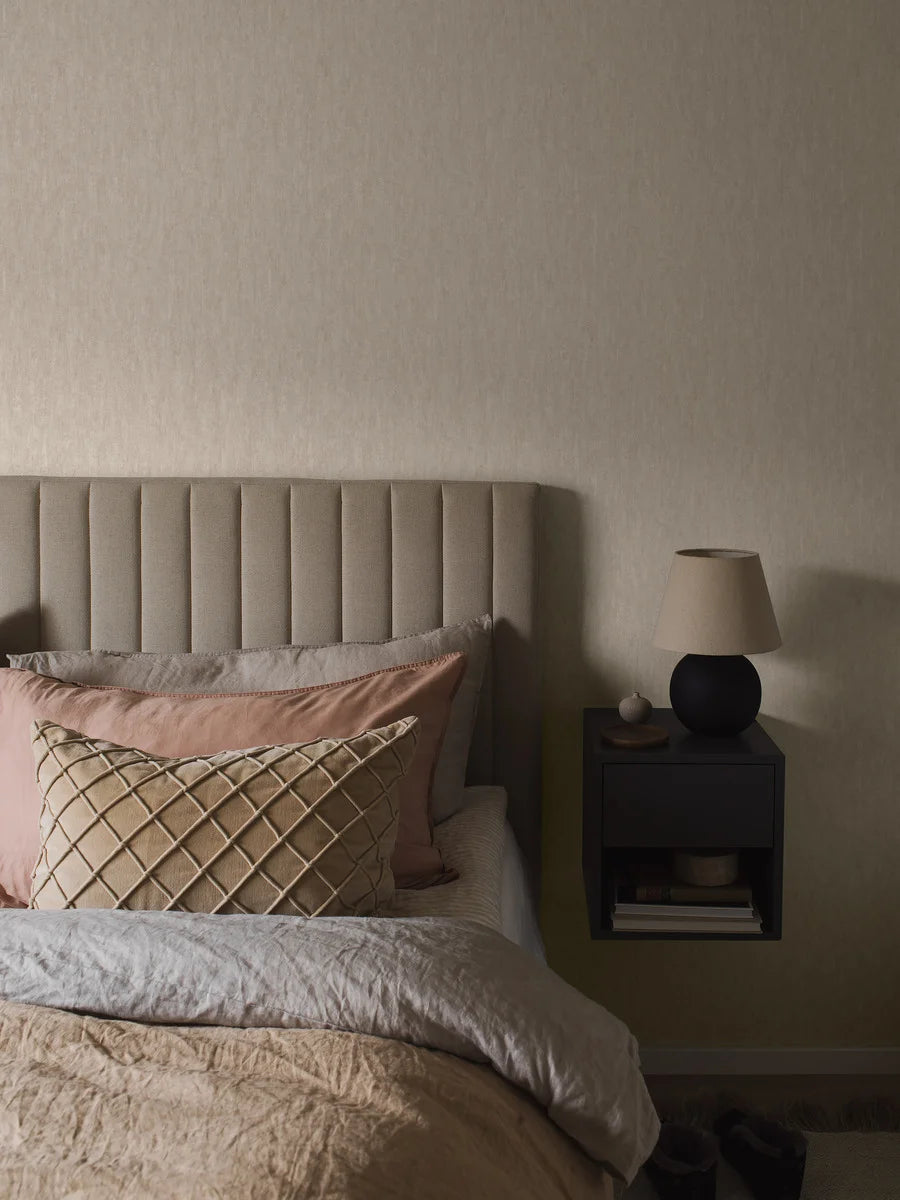 Colored in a warm and neutral greige tone, our Betty wallpaper creates a calm and relaxed atmosphere. 