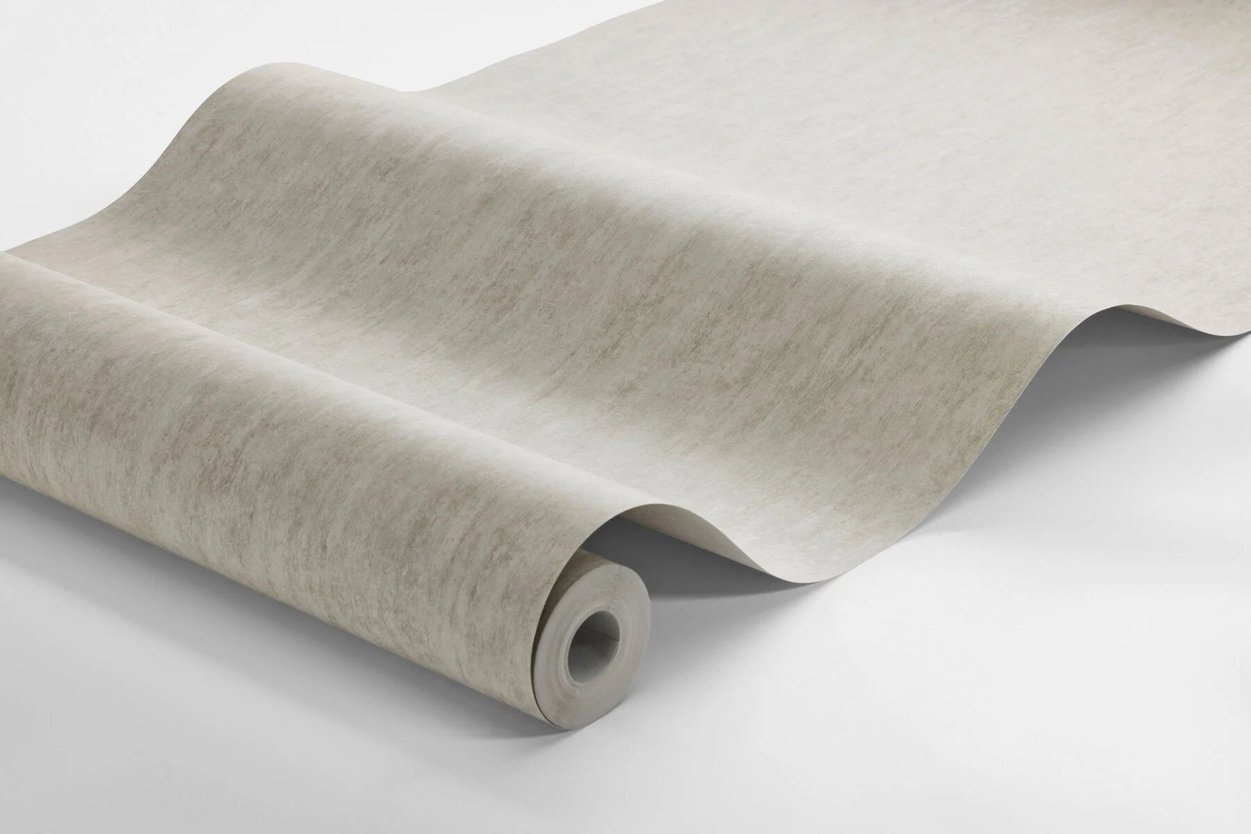 Colored in a warm and neutral greige tone, our Betty wallpaper creates a calm and relaxed atmosphere. 