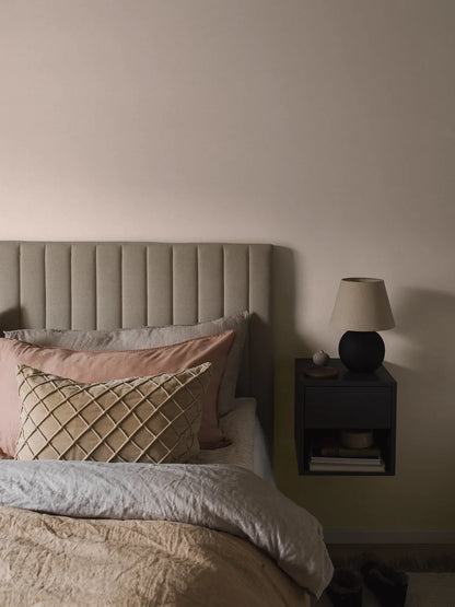Colored in an inviting and warm shade of dust pink, our Kim wallpaper is the perfect pick for any room.