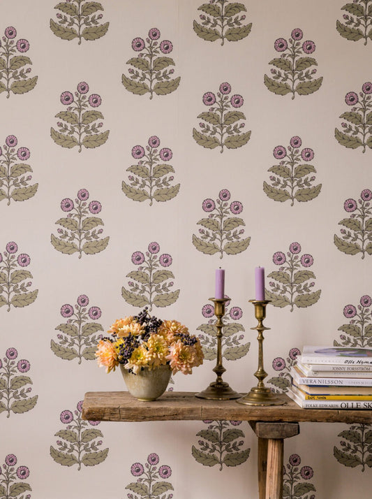 This charming flower print, with inspiration from old woodblock printed fabrics, adds a playful atmosphere to the interior.