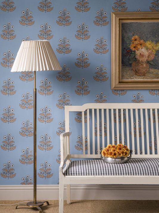 This charming flower print, with inspiration from old woodblock printed fabrics, adds a playful atmosphere to the interior.