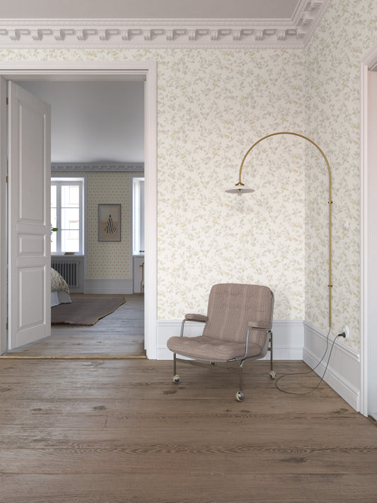 In the Nora wallpaper pattern, the rosehip bush serves as the inspiration — where the roses have faded and only the hips remain.