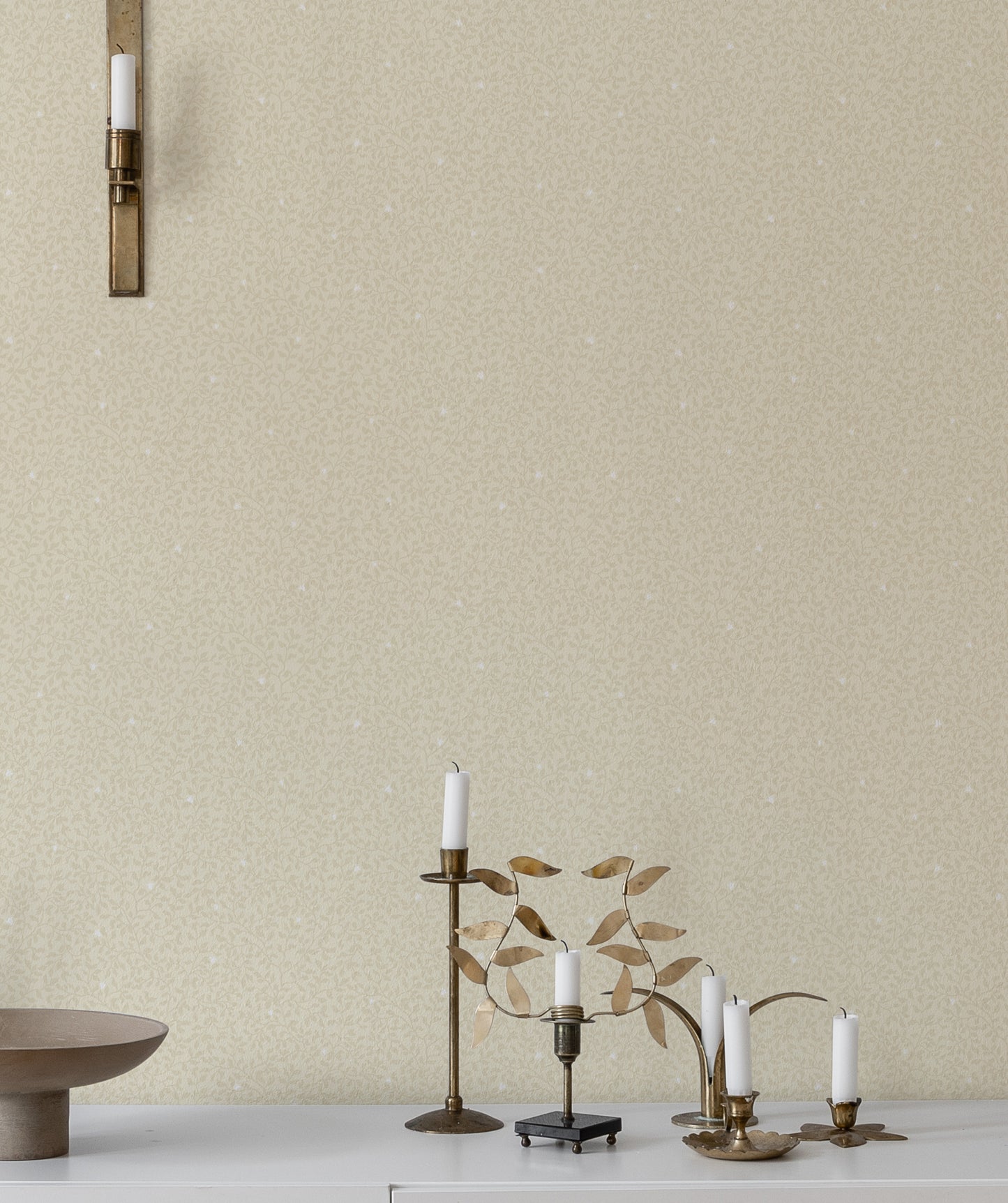 Edvin is a subtle and delicate pattern where growing foliage and small twinflowers gently spread across the wallpaper.