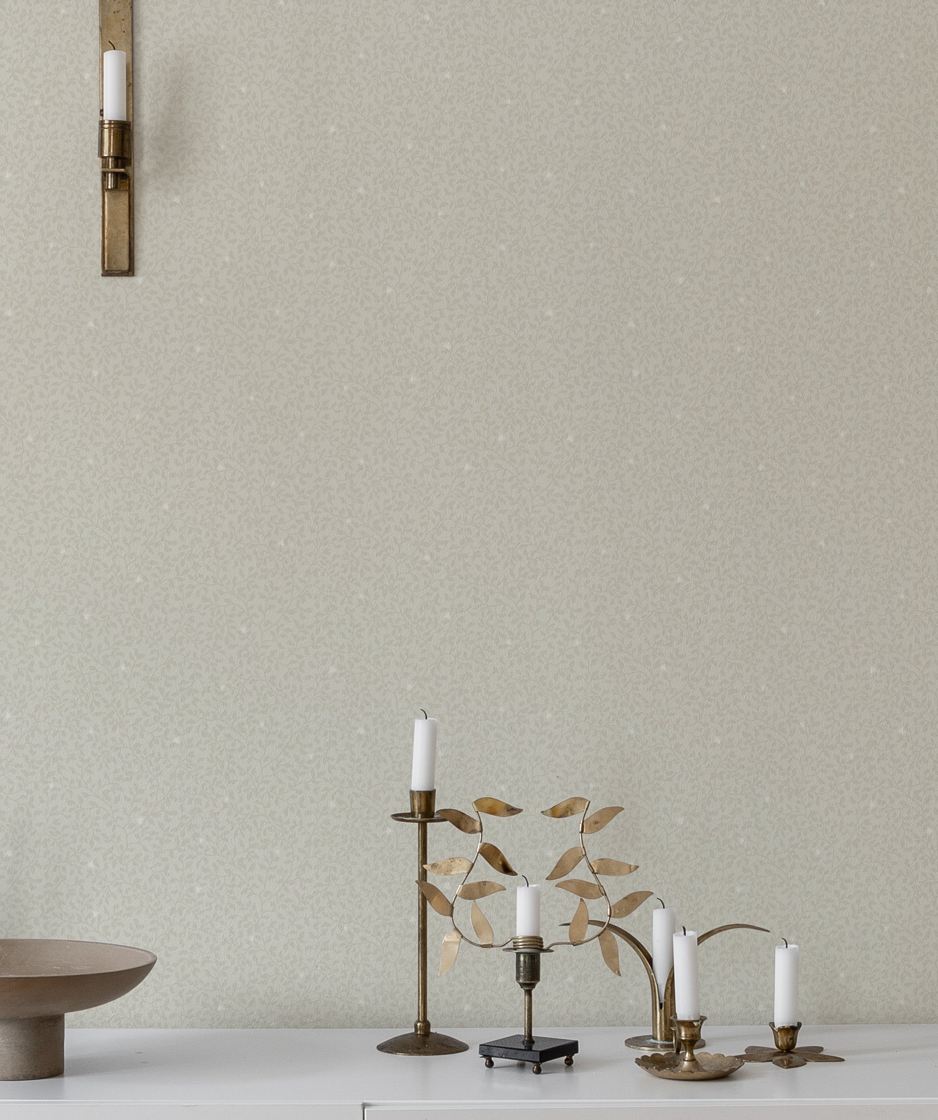 Edvin is a subtle and delicate pattern where growing foliage and small twinflowers gently spread across the wallpaper. 