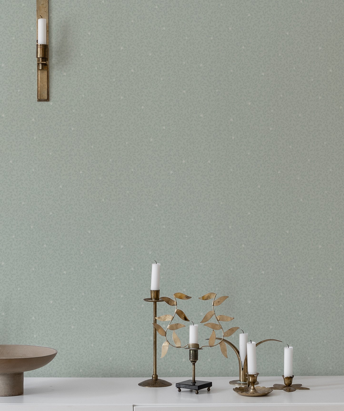 Edvin is a subtle and delicate pattern where growing foliage and small twinflowers gently spread across the wallpaper.