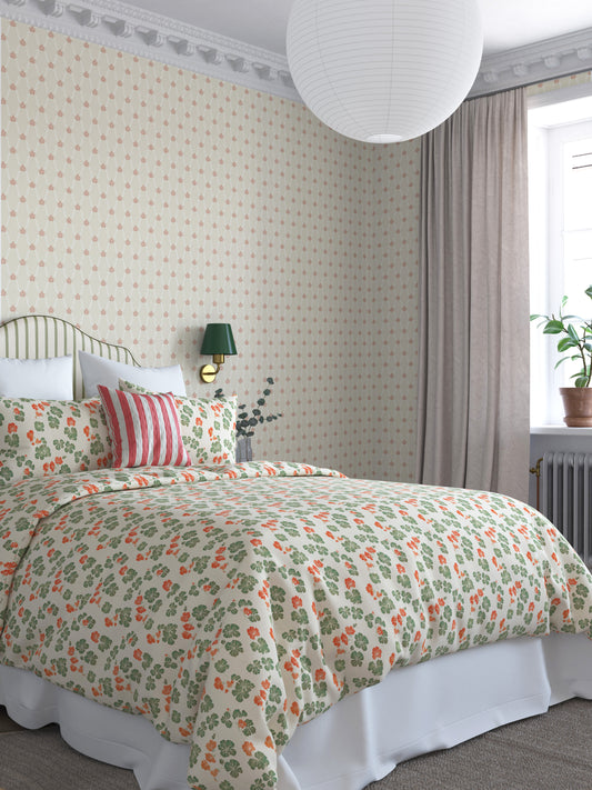 Our beautiful Hedvig is both an organic and graphic wallpaper pattern. 