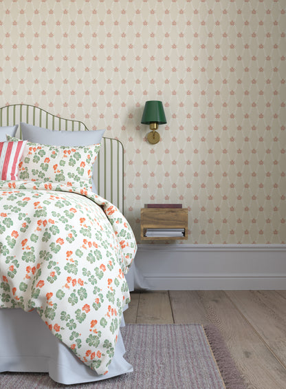 Our beautiful Hedvig is both an organic and graphic wallpaper pattern. 