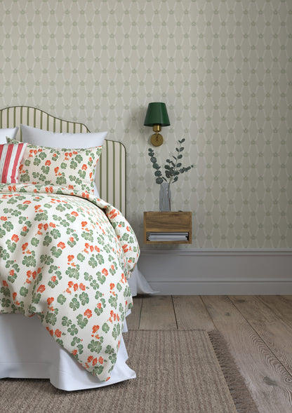 Our beautiful Hedvig is both an organic and graphic wallpaper pattern. 