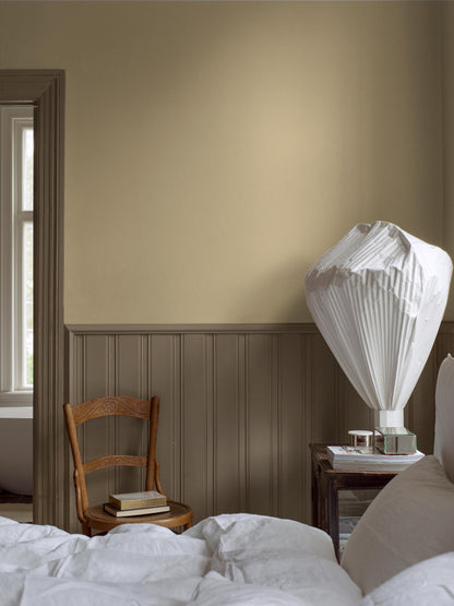  Sunshine Linen is a soft, light yellow wallpaper that evokes the feeling of a beautiful summer day. The wallpaper is printed with a tactile linen texture that adds depth to the colour and creates a lively, cosy expression. 