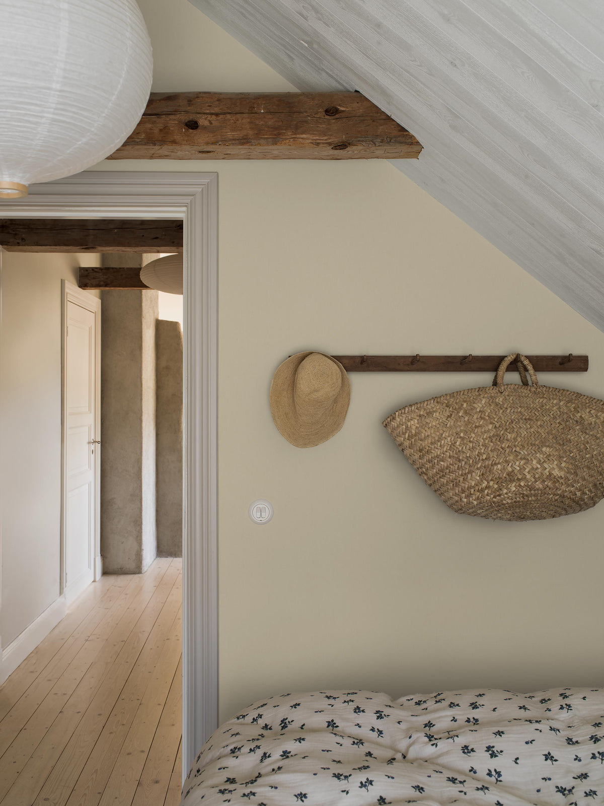 Butter Linen has a warm, light yellow shade that balances between pale yellow and creamy off-white. The subtle linen texture gives the Solid color surface a lively look and a soft, sophisticated character