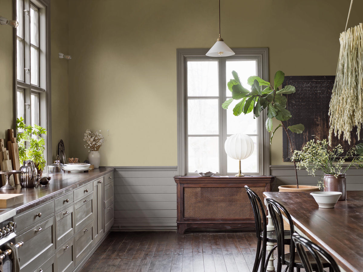 Butter Linen has a warm, light yellow shade that balances between pale yellow and creamy off-white. The subtle linen texture gives the Solid color surface a lively look and a soft, sophisticated character
