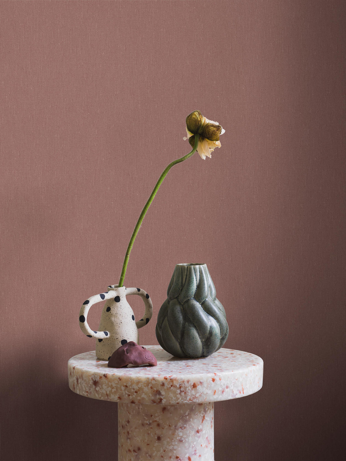 Marsala Linen comes in a medium-dark, muted wine-red shade with a soft Blue undertone that gives the color balance and depth. The subtle linen texture lends the surface a lively expression and a gentle shimmer as the light falls across the wall.
