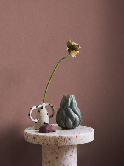 Marsala Linen comes in a medium-dark, muted wine-red shade with a soft Blue undertone that gives the color balance and depth. The subtle linen texture lends the surface a lively expression and a gentle shimmer as the light falls across the wall.