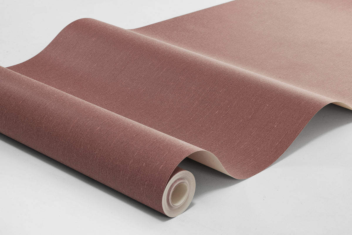 Marsala Linen comes in a medium-dark, muted wine-red shade with a soft Blue undertone that gives the color balance and depth. The subtle linen texture lends the surface a lively expression and a gentle shimmer as the light falls across the wall.
