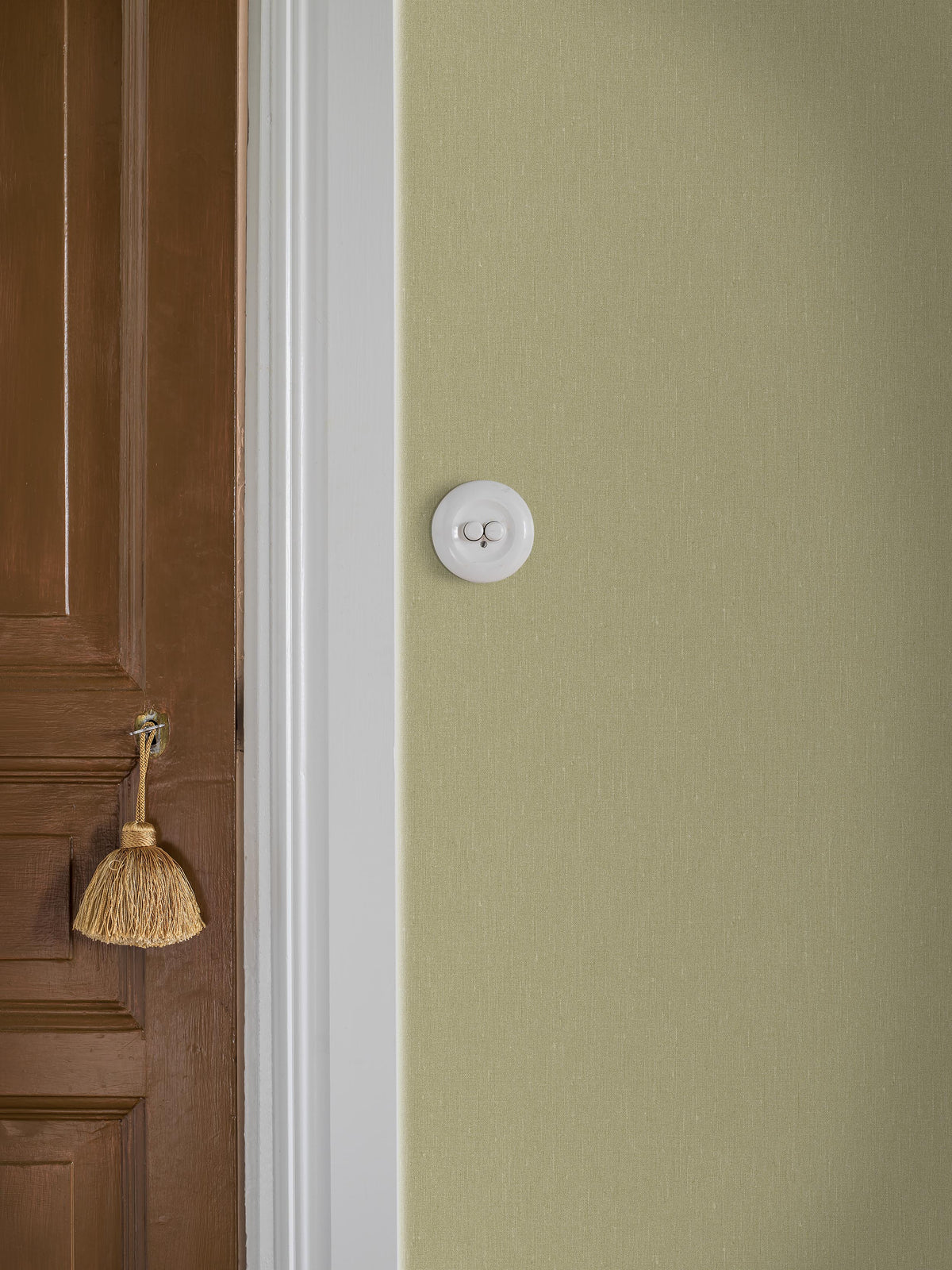 Fresh Olive has a warm, soft olive-green tone with a pleasantly fresh, natural feel. The tactile linen texture gives the color depth and a lively expression that changes beautifully in the light.