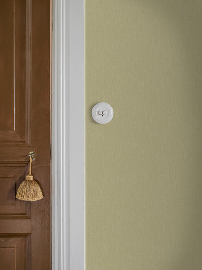 Fresh Olive has a warm, soft olive-green tone with a pleasantly fresh, natural feel. The tactile linen texture gives the color depth and a lively expression that changes beautifully in the light.