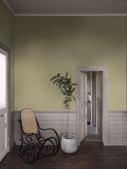 Fresh Olive has a warm, soft olive-green tone with a pleasantly fresh, natural feel. The tactile linen texture gives the color depth and a lively expression that changes beautifully in the light.