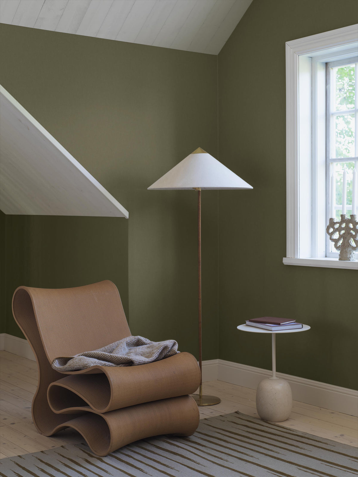 Deep Olive comes in a deep, muted olive-green shade that gives the room a calm, earthy feel. The subtle linen texture brings the Solid color wallpaper to life and adds a soft, sophisticated character.