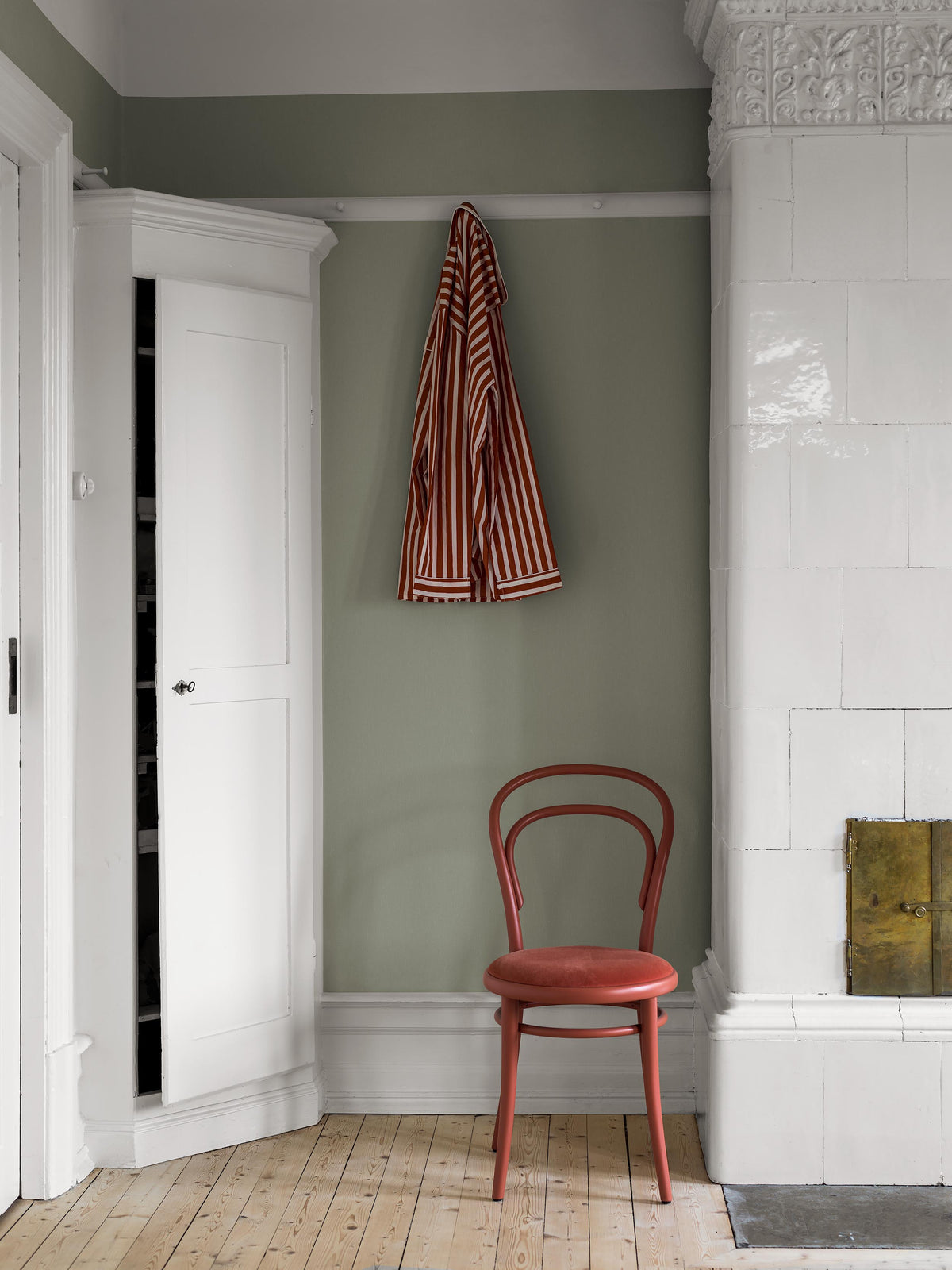  a muted, warm grey-green wallpaper inspired by the soft tones of sage leaves. The tactile linen texture gives the surface a lively expression and enhances the depth of the color. 