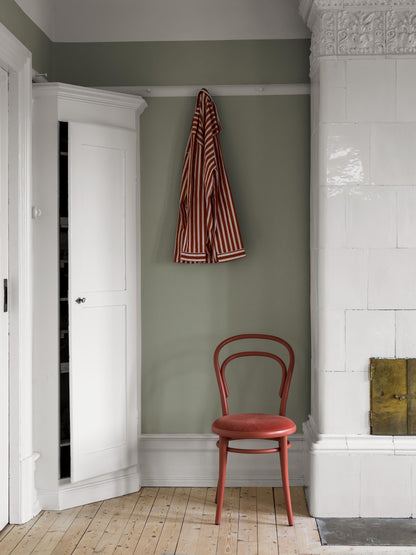  a muted, warm grey-green wallpaper inspired by the soft tones of sage leaves. The tactile linen texture gives the surface a lively expression and enhances the depth of the color. 