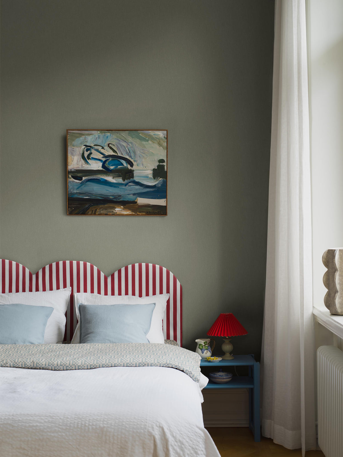  a muted, warm grey-green wallpaper inspired by the soft tones of sage leaves. The tactile linen texture gives the surface a lively expression and enhances the depth of the color. 