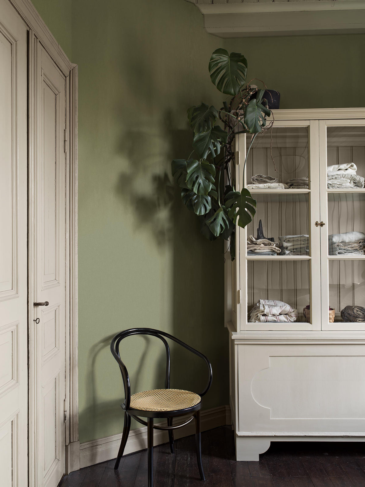  Matcha Linen has a vibrant yet soft Green tone inspired by the fresh greenery of spring and matcha leaves. The subtle linen texture gives the Solid color surface a lively look and a soft shimmer in the light. 