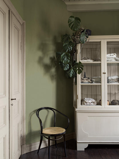  Matcha Linen has a vibrant yet soft Green tone inspired by the fresh greenery of spring and matcha leaves. The subtle linen texture gives the Solid color surface a lively look and a soft shimmer in the light. 