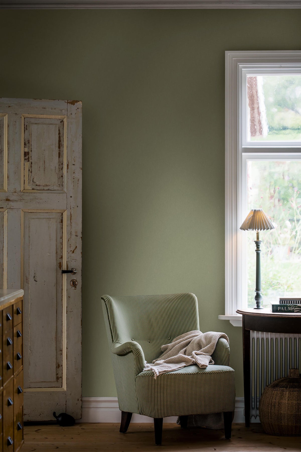  Matcha Linen has a vibrant yet soft Green tone inspired by the fresh greenery of spring and matcha leaves. The subtle linen texture gives the Solid color surface a lively look and a soft shimmer in the light. 