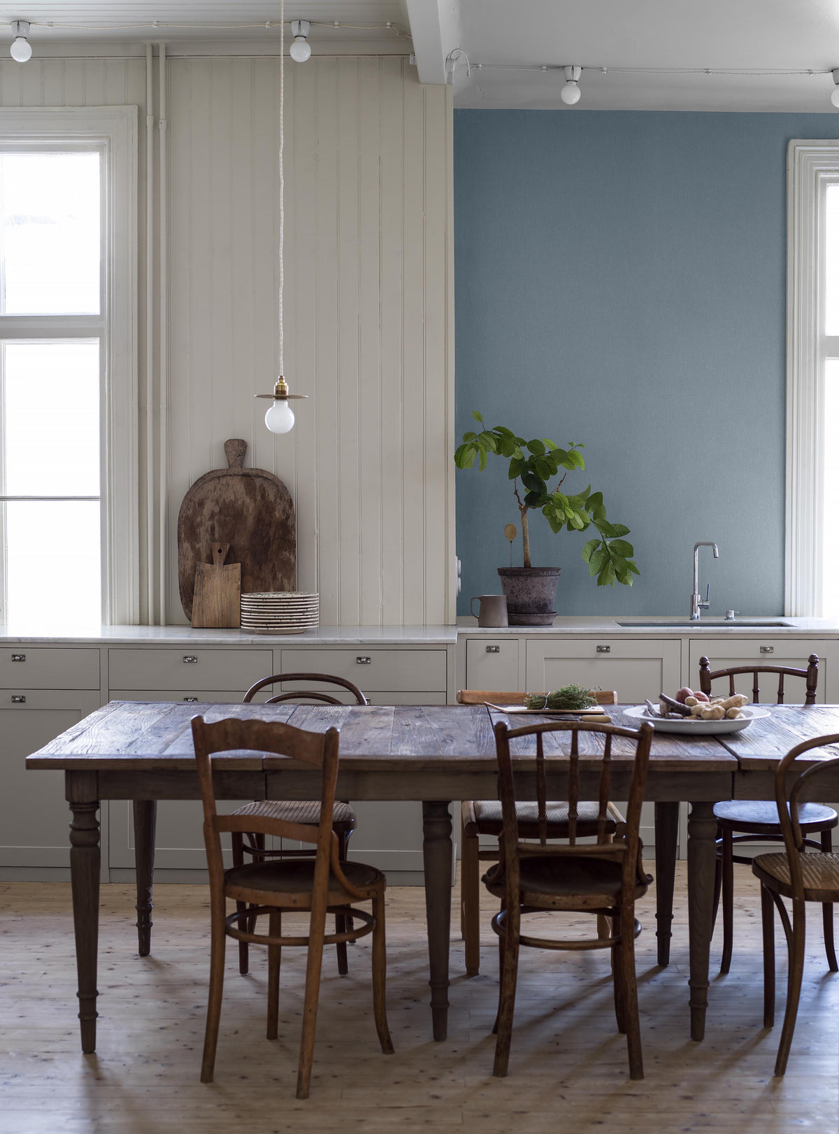 Linen Sky comes in a balanced medium-dark Blue shade that evokes the Scandinavian sky and sea. The wallpaper has a tactile linen texture that gives the color a vibrant depth and a soft, cozy character.