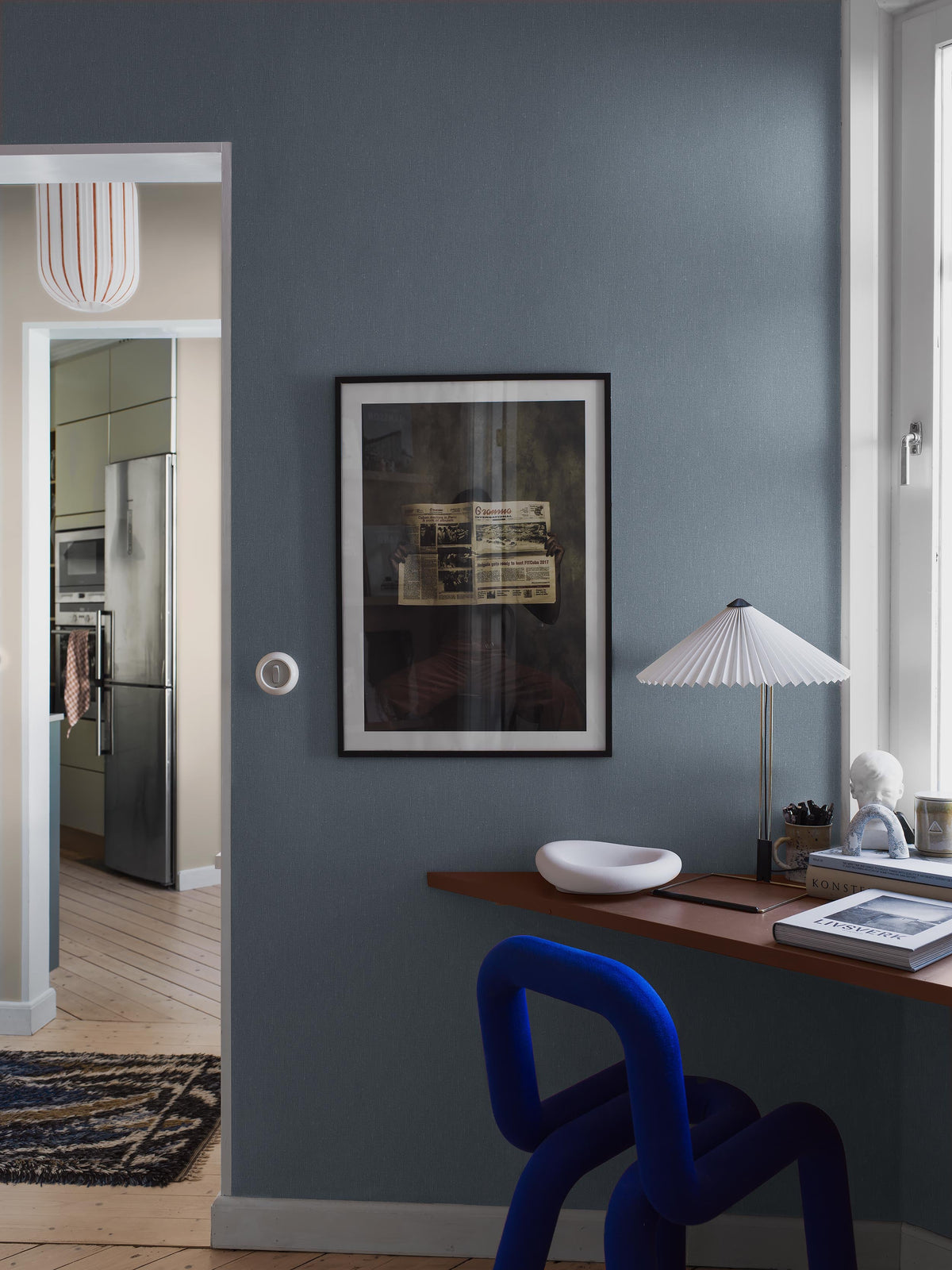 Linen Sky comes in a balanced medium-dark Blue shade that evokes the Scandinavian sky and sea. The wallpaper has a tactile linen texture that gives the color a vibrant depth and a soft, cozy character.