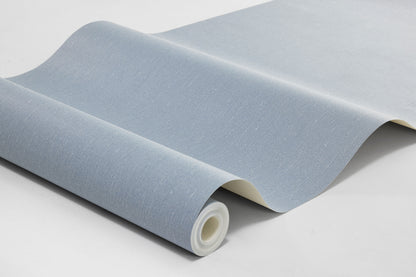  Linen Sky comes in a balanced medium-dark Blue shade that evokes the Scandinavian sky and sea. The wallpaper has a tactile linen texture that gives the color a vibrant depth and a soft, cozy character. 