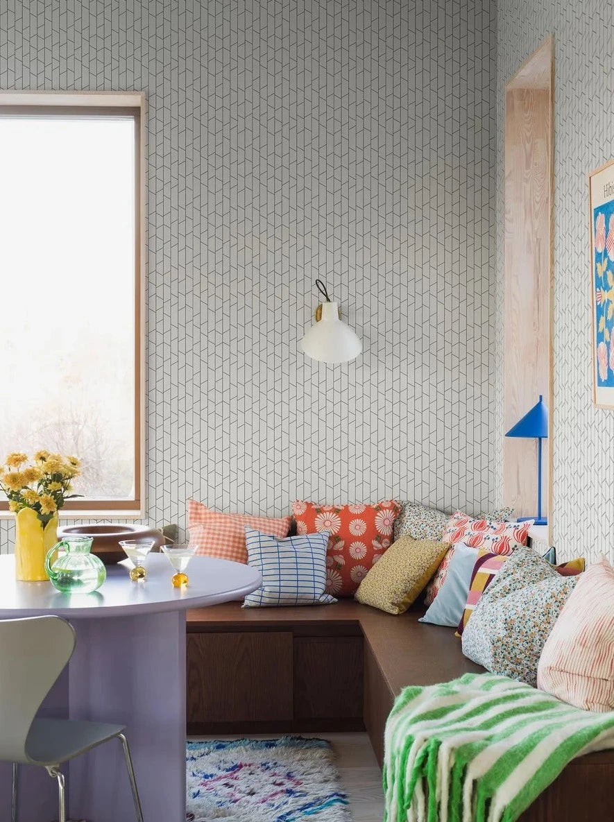 The bold simplicity of our Angle wallpaper in a black and white palette is inspired by the everyday lines seen around us, such as railings, facades, masts, and power lines.