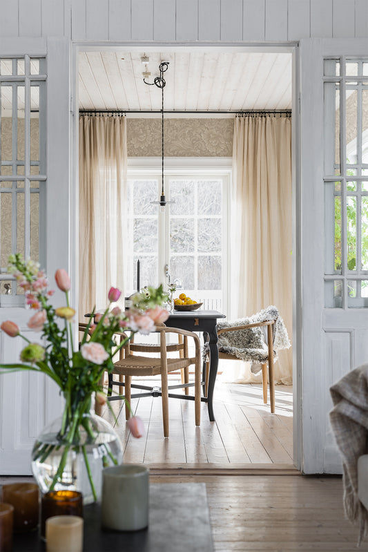 In a blend of fantasy and tradition on wallpaper, leafy tendrils and ornaments intertwine.